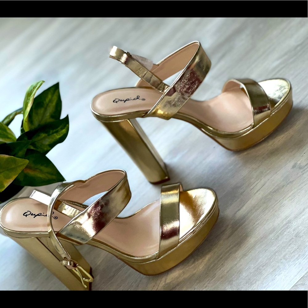 Gold platforms. Retro style